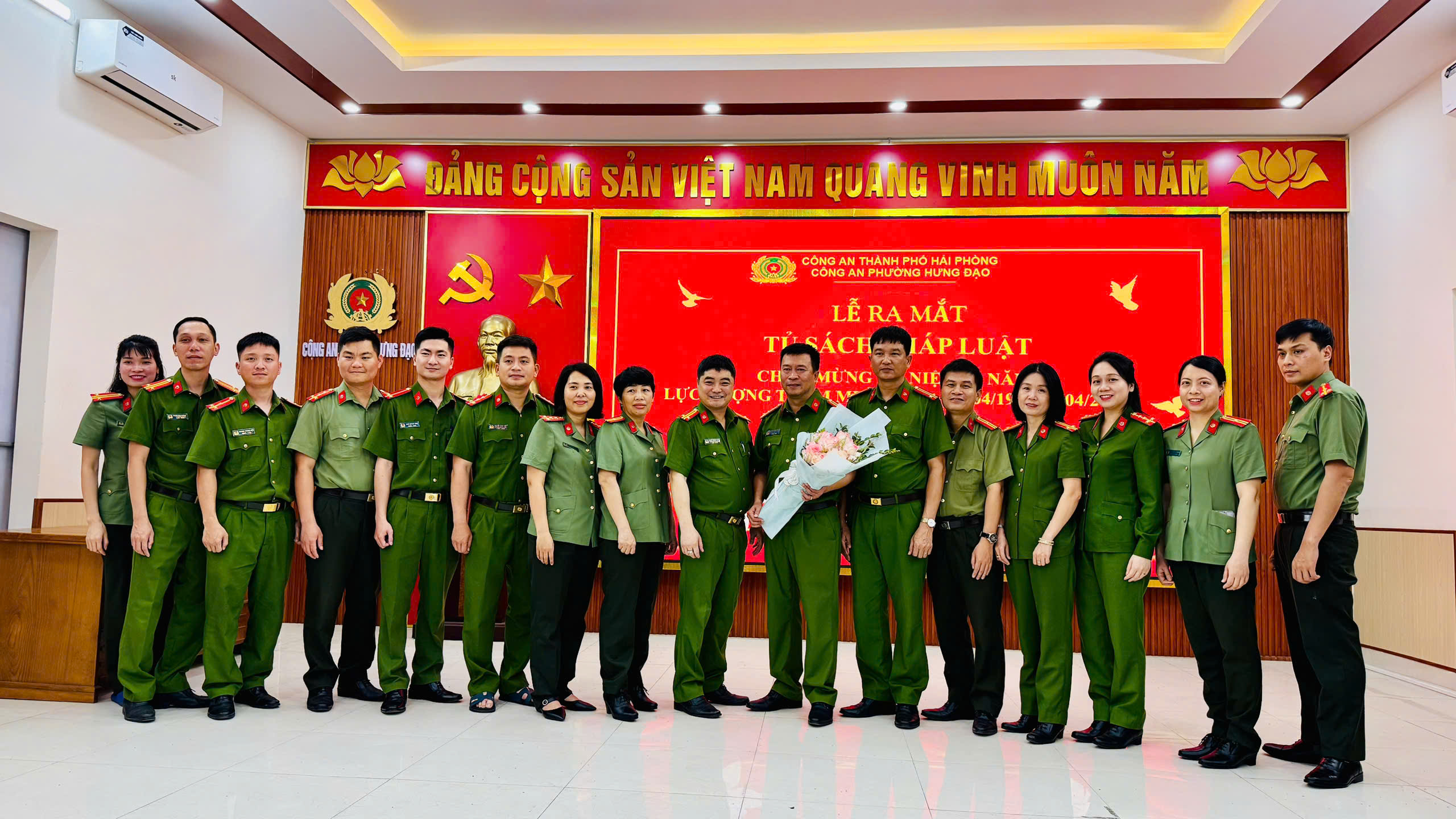 Công an phường Hưng Đạo ra mắt “Tủ sách Pháp luật”: Thiết thực kỷ niệm 80 năm Ngày truyền thống lực lượng Tham mưu Công an nhân dân